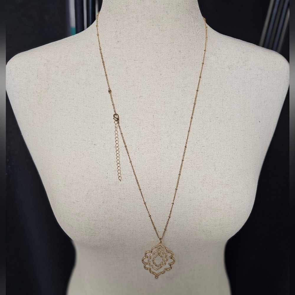 Elegant Gold Necklace with Intricate Geometric Pendant